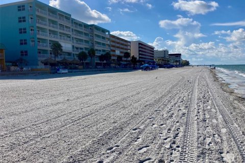 Condo in North Redington Beach, Florida, 2 bedrooms  № 1904896 - photo 2