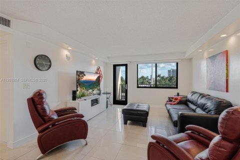Copropriété à louer à Hallandale Beach, Floride: 1 chambre, 81.38 m2 № 2028390 - photo 10