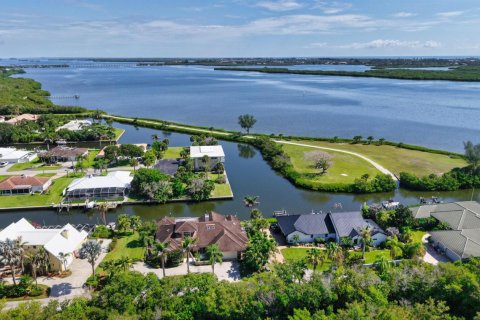 House in Vero Beach, Florida 3 bedrooms, 295.15 sq.m. № 2083642 - photo 12