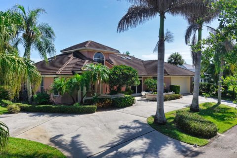 House in Vero Beach, Florida 3 bedrooms, 295.15 sq.m. № 2083642 - photo 4