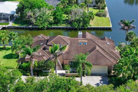 House in Vero Beach, Florida 3 bedrooms, 295.15 sq.m. № 2083642 - photo 2