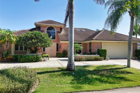 House in Vero Beach, Florida 3 bedrooms, 295.15 sq.m. № 2083642 - photo 3