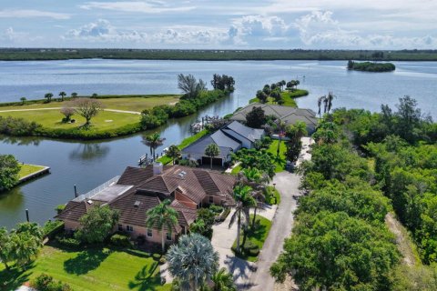 House in Vero Beach, Florida 3 bedrooms, 295.15 sq.m. № 2083642 - photo 8
