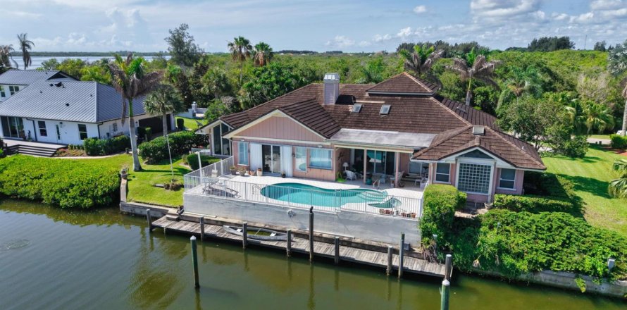 House in Vero Beach, Florida 3 bedrooms, 295.15 sq.m. № 2083642