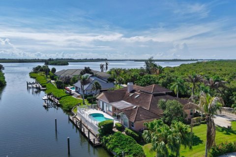 House in Vero Beach, Florida 3 bedrooms, 295.15 sq.m. № 2083642 - photo 10