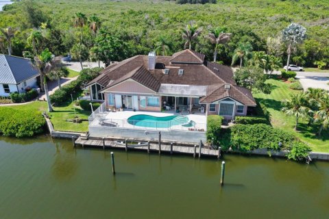 House in Vero Beach, Florida 3 bedrooms, 295.15 sq.m. № 2083642 - photo 5