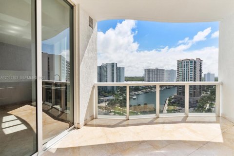 Copropriété à vendre à Sunny Isles Beach, Floride: 3 chambres, 216.18 m2 № 2181523 - photo 16