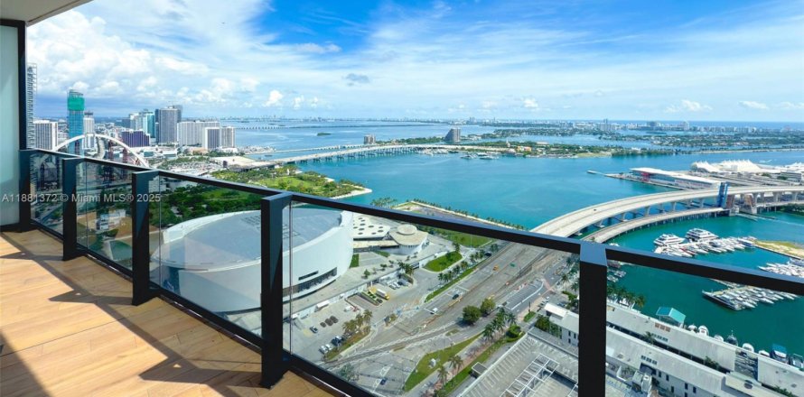 Condominio en Miami, Florida, 1 dormitorio  № 1982795