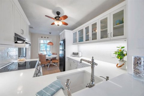 Townhouse in Saint Petersburg, Florida 2 bedrooms, 94.95 sq.m. № 1576686 - photo 5