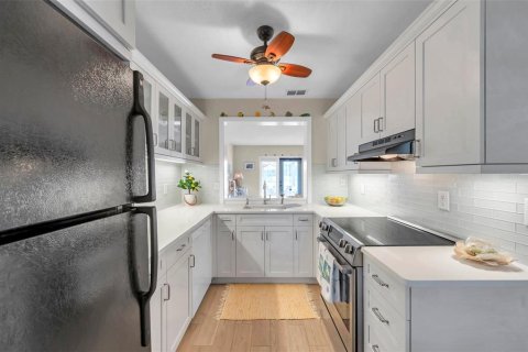 Townhouse in Saint Petersburg, Florida 2 bedrooms, 94.95 sq.m. № 1576686 - photo 30