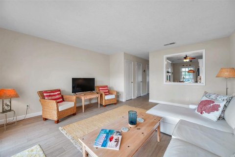 Townhouse in Saint Petersburg, Florida 2 bedrooms, 94.95 sq.m. № 1576686 - photo 9