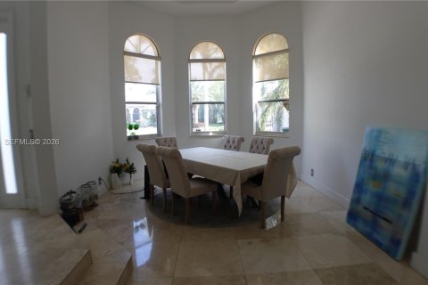 House in Weston, Florida 4 bedrooms, 393.26 sq.m. № 2036267 - photo 8