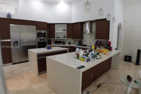 House in Weston, Florida 4 bedrooms, 393.26 sq.m. № 2036267 - photo 17