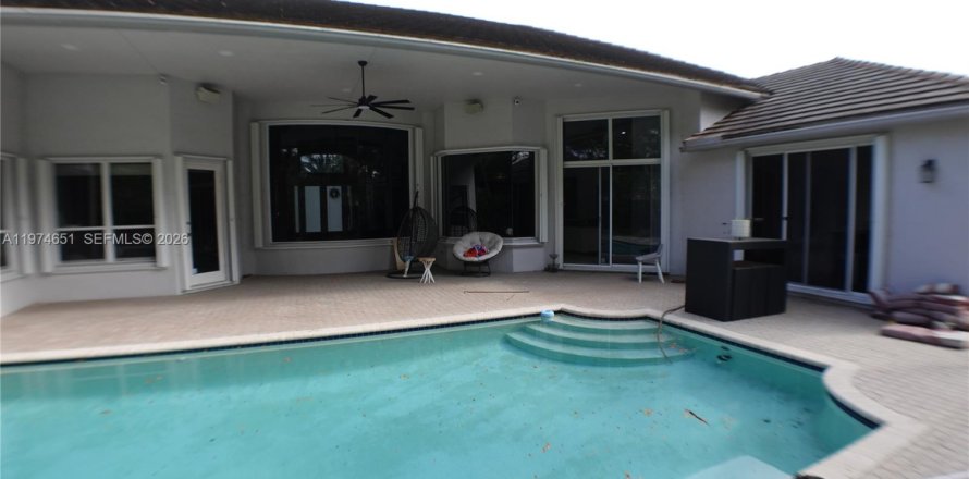 House in Weston, Florida 4 bedrooms, 393.26 sq.m. № 2036267