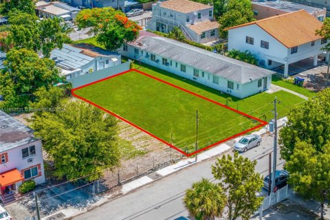 Commercial property in Miami, Florida № 1961077 - photo 11