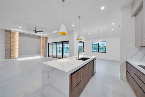 House in Cape Coral, Florida 4 bedrooms, 201.23 sq.m. № 2097921 - photo 22