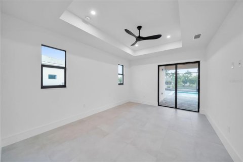 House in Cape Coral, Florida 4 bedrooms, 201.23 sq.m. № 2097921 - photo 29