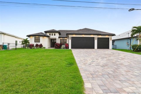 House in Cape Coral, Florida 4 bedrooms, 201.23 sq.m. № 2097921 - photo 4