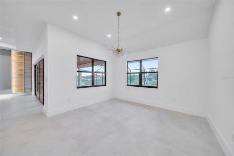 House in Cape Coral, Florida 4 bedrooms, 201.23 sq.m. № 2097921 - photo 23