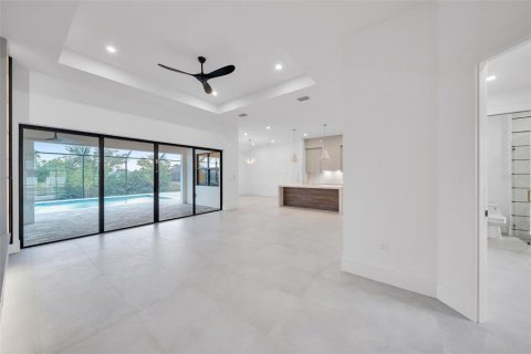 House in Cape Coral, Florida 4 bedrooms, 201.23 sq.m. № 2097921 - photo 9
