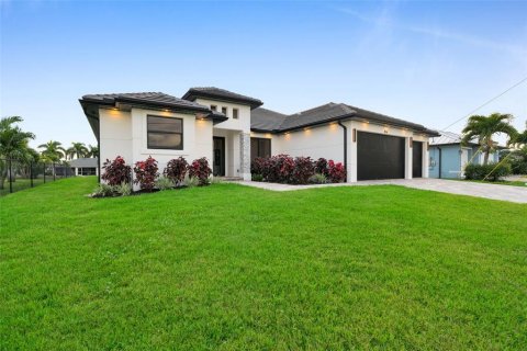House in Cape Coral, Florida 4 bedrooms, 201.23 sq.m. № 2097921 - photo 5