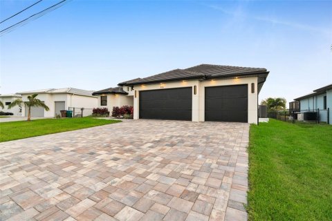 House in Cape Coral, Florida 4 bedrooms, 201.23 sq.m. № 2097921 - photo 7