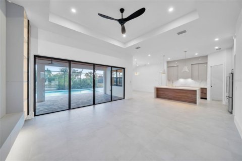 House in Cape Coral, Florida 4 bedrooms, 201.23 sq.m. № 2097921 - photo 14