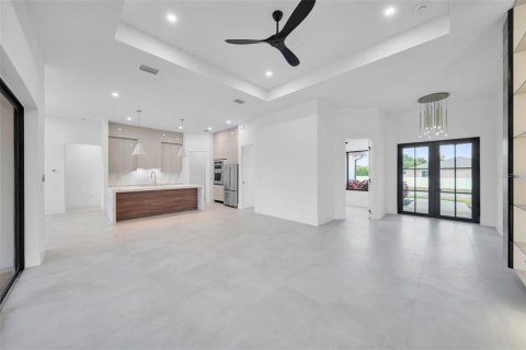 House in Cape Coral, Florida 4 bedrooms, 201.23 sq.m. № 2097921 - photo 15