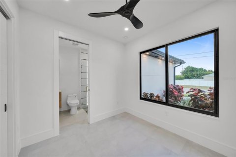 House in Cape Coral, Florida 4 bedrooms, 201.23 sq.m. № 2097921 - photo 10