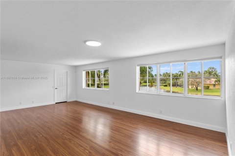 House in Weston, Florida 5 bedrooms, 329.99 sq.m. № 1951431 - photo 13