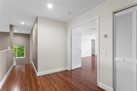 House in Weston, Florida 5 bedrooms, 329.99 sq.m. № 1951431 - photo 12