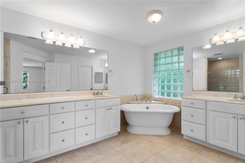 House in Weston, Florida 5 bedrooms, 329.99 sq.m. № 1951431 - photo 16