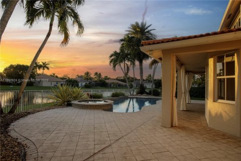 House in Weston, Florida 5 bedrooms, 329.99 sq.m. № 1951431 - photo 23