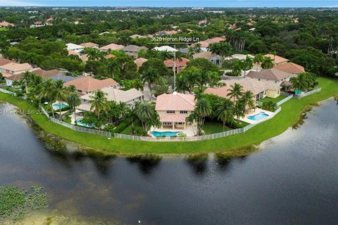 House in Weston, Florida 5 bedrooms, 329.99 sq.m. № 1951431 - photo 29