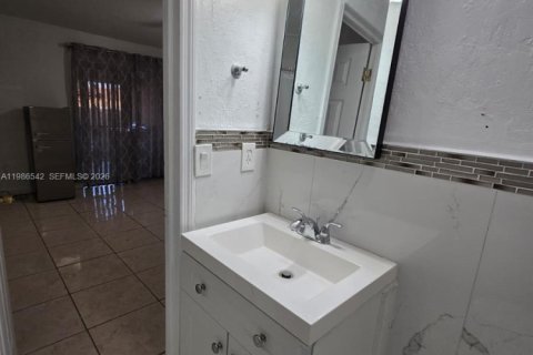 Villa ou maison à louer à Homestead, Floride: 1 chambre, 111.48 m2 № 2048240 - photo 4