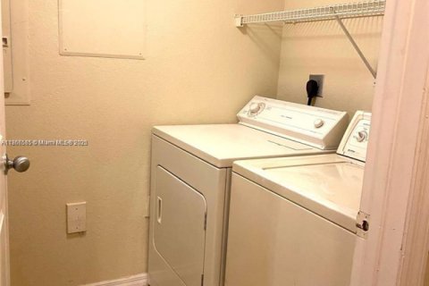 Condo in Miramar, Florida, 1 bedroom  № 1897317 - photo 4