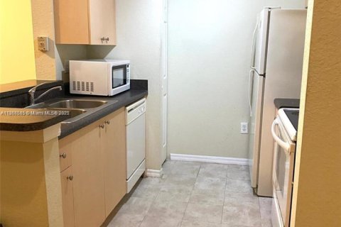 Condo in Miramar, Florida, 1 bedroom  № 1897317 - photo 10