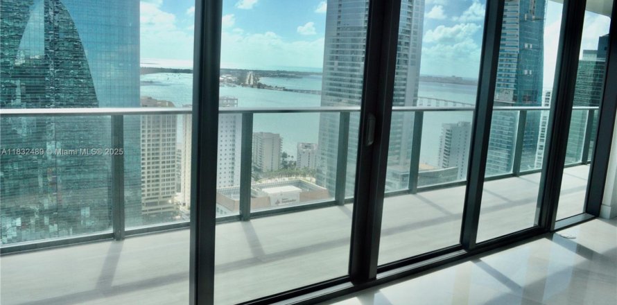 Кондоминиум с 2 спальнями в Майами, Флорида № 2045514