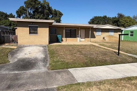 Casa en venta en Miami Gardens, Florida, 3 dormitorios, 144.56 m2 № 2022103 - foto 2