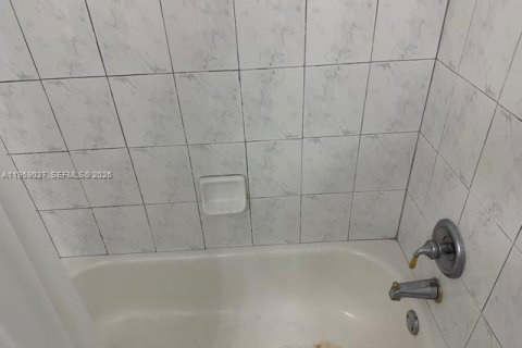 Casa en venta en Miami Gardens, Florida, 3 dormitorios, 144.56 m2 № 2022103 - foto 19