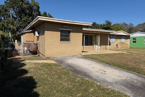 Casa en venta en Miami Gardens, Florida, 3 dormitorios, 144.56 m2 № 2022103 - foto 3