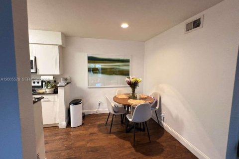 Condo in Coral Springs, Florida, 2 bedrooms  № 2068792 - photo 6