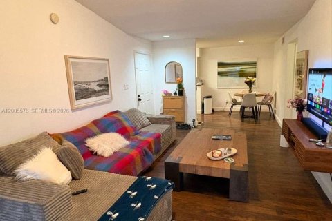 Condo in Coral Springs, Florida, 2 bedrooms  № 2068792 - photo 9