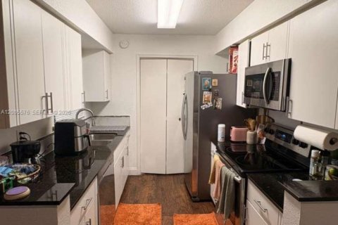 Condo in Coral Springs, Florida, 2 bedrooms  № 2068792 - photo 3