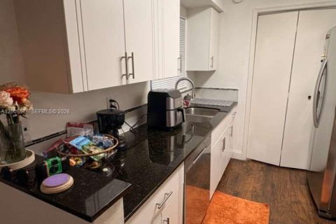 Condo in Coral Springs, Florida, 2 bedrooms  № 2068792 - photo 2