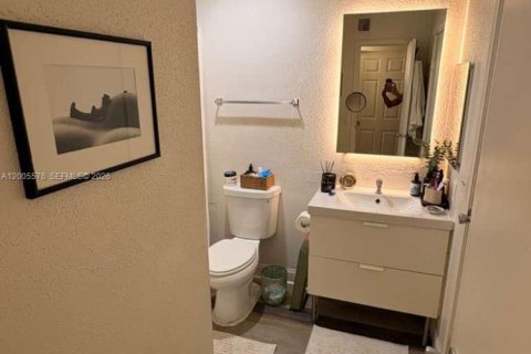 Condo in Coral Springs, Florida, 2 bedrooms  № 2068792 - photo 17