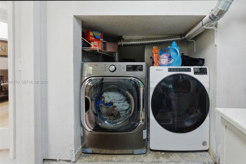 Villa ou maison à vendre à Miami, Floride: 5 chambres, 147.25 m2 № 2055572 - photo 29