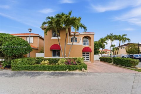Villa ou maison à vendre à Miami, Floride: 5 chambres, 147.25 m2 № 2055572 - photo 2