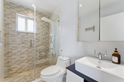 Villa ou maison à vendre à Miami, Floride: 5 chambres, 147.25 m2 № 2055572 - photo 17