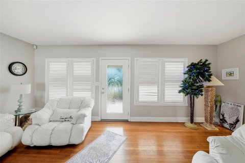 House in Clearwater, Florida 3 bedrooms, 135.27 sq.m. № 2198731 - photo 4